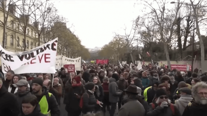 Vlakovi ne voze, škole ne rade: Krenuo generalni štrajk zbog Macronove mirovinske reforme