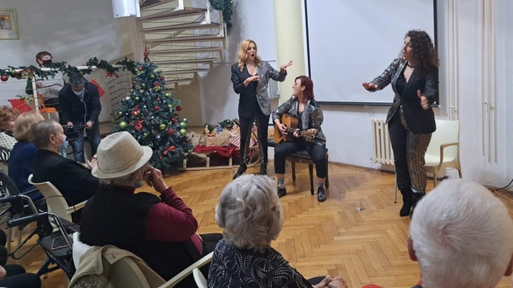 The Frajle za Novu godinu poklonile koncert umirovljenicima: Zasvirale su i zapjevale u jednom zagrebačkom domu
