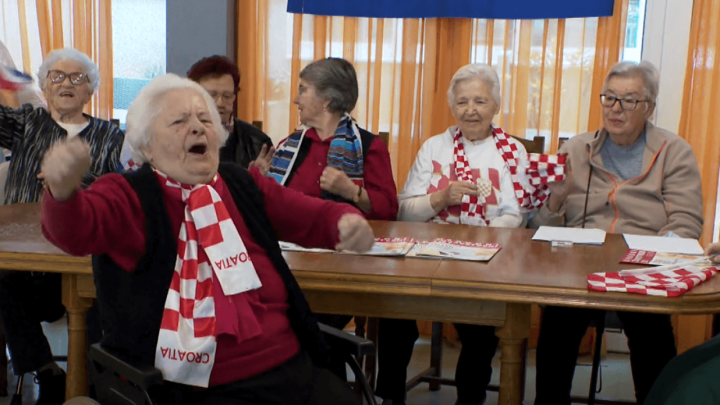 Dali su sve od sebe: Ovako su umirovljenici s Kantride navijali za Vatrene protiv Argentine