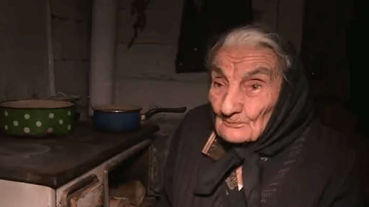 Živi u kući koja je starija od nje: 95-godišnjakinja jedva je dočekala volontere s hranom