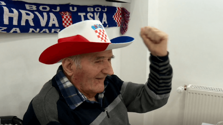 Nikola(102) je jedan od najstarijih navijača Vatrenih, a utakmice prati u domu za starije