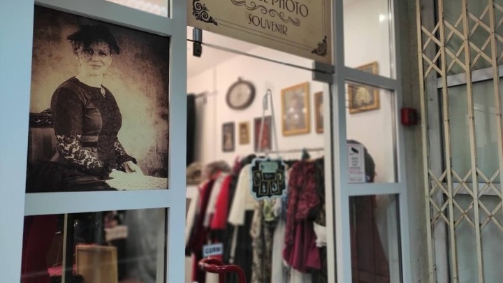 Vintage Photo Souvenir vam dopušta da na trenutak postanete netko iz 18. stoljeća