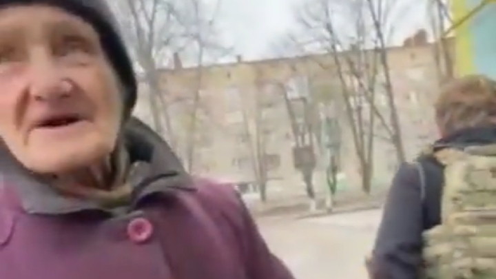 [VIDEO] Ovo se zove junaštvo: Ukrajinski vojnici riskirali živote i pod paljbom spasili stariju ženu