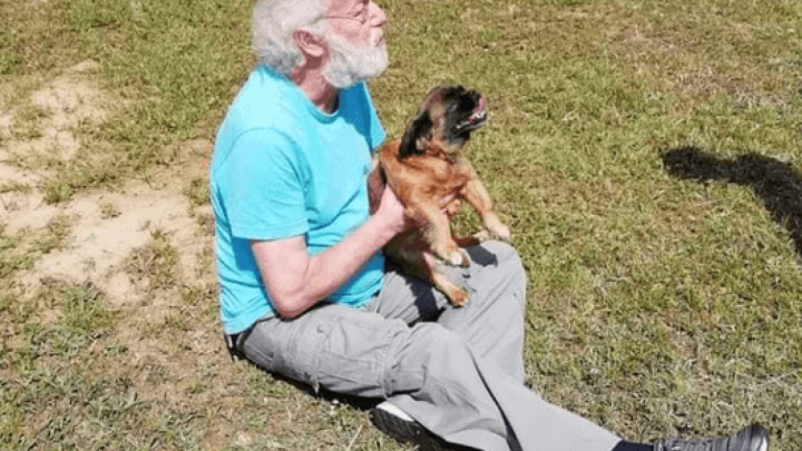 Umirovljenik ide u dom za starije, a traži udomitelje za svoju slatku pekinezericu Malu i mačku od godinu dana