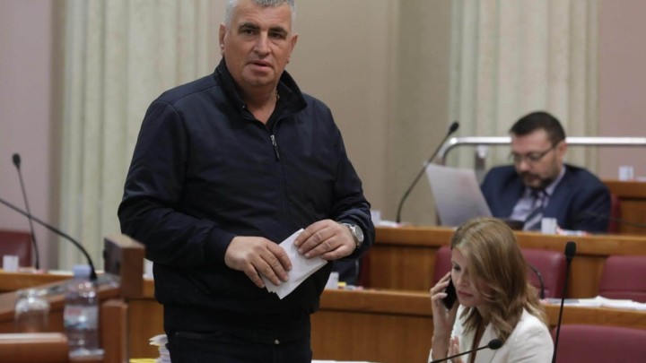 Miro Bulj sinjskim umirovljenicima dijeli i 'knjižarinu': Omogućit će im besplatnu godišnju članarinu u knjižnici