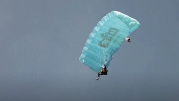 88-godišnjak je u pet dana skočio padobranom čak 21 put, a ovime se bavi više od 70 godina