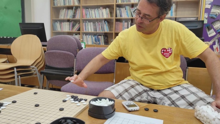 Zaigrali smo drevnu igru Go u knjižnici, a evo zašto je toliko zanimljiva i dobra za sve generacije