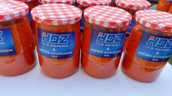 I HDZ se sprema za zimu svojim ajvarom: Na humanitarnom događaju predstavili svoje teglice