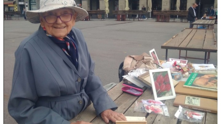 Magdalena (85) prodaje na sajmu knjiga na Dolcu kako bi zaradila za tisak vlastite zbirke poezije
