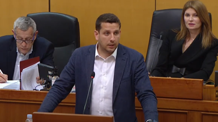 IDS-ovac u Saboru: "Sijede glave zabijene u kontejner postale su naša stvarnost!"