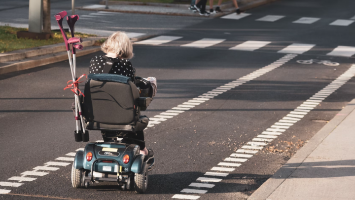 Vozačica (38) pretukla slabo pokretnu umirovljenicu (74) zbog sporog prelaska ceste