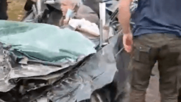 [VIDEO] Uznemirujuće: Tenk u Kijevu namjerno pregazio auto koji je vozio stariji civil