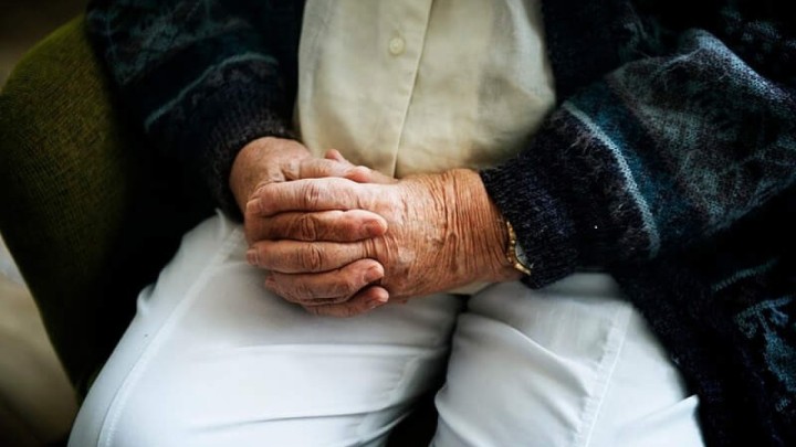 Žena (70) mrtva sjedila za stolom više od dvije godine, ostatke pronašli tek sada!