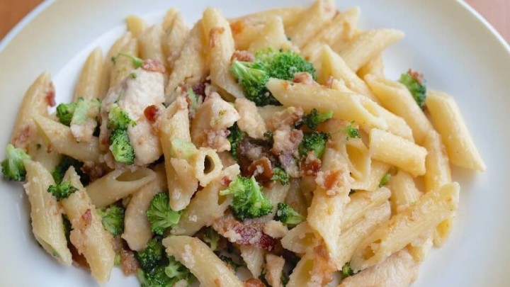 [BAKINA KUHINJA] Zapečena tjestenina s brokulom, špekom i vrhnjem