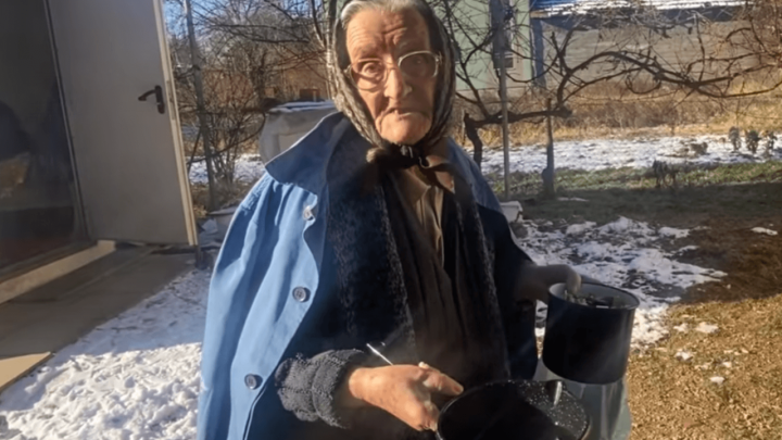 [VIDEO] Milica iz Gline dobila kuću, ali nije spojena na vodu pa i dalje živi u kontejneru