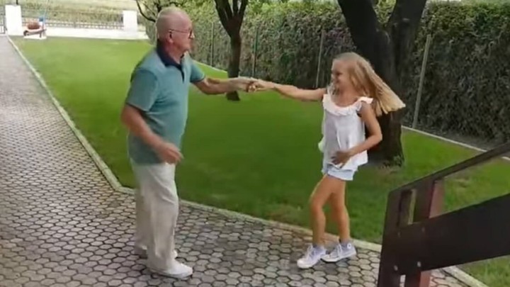 Djed i unuka ispred kuće zaplesali popularni ples uz Grašinu pjesmu