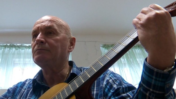 Umirovljenik Stanko ostvario san u 66. godini: Zasvirao prve akorde na gitari!