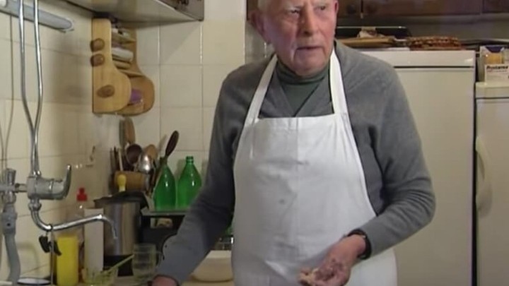 Barba Jure sa 94 godine obožava peći kolače, a najdraže su mu šape