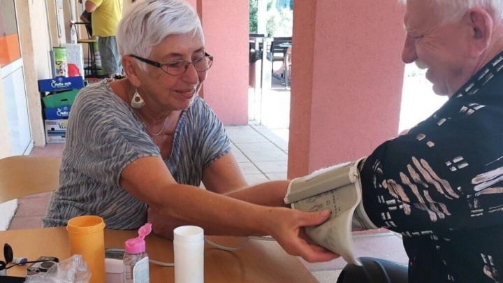 Umirovljena medicinska sestra Dragica i dalje pomože i to - umirovljenicima