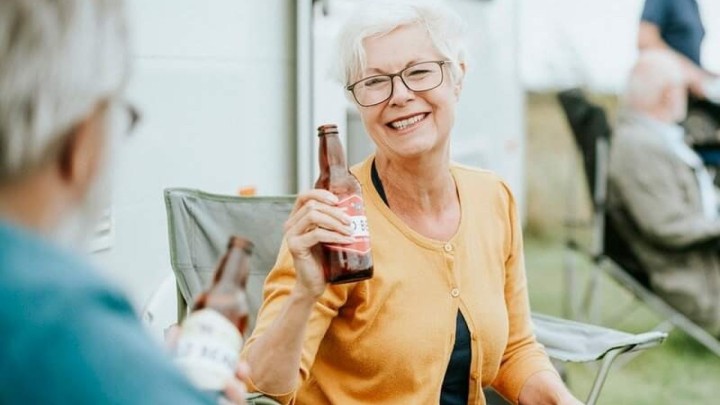 Mislite da mladi najviše piju? Pogledajte koja dobna skupina najčešće konzumira alkohol!