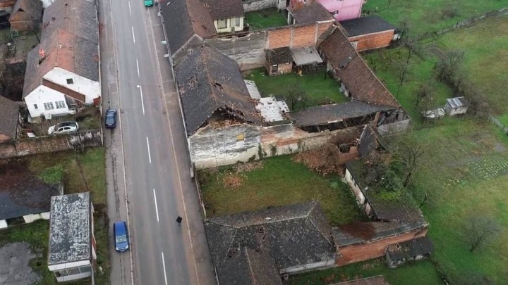 Živi u kontejneru, a zgrada je za rušenje: "Od mizerne mirovine moram plaćati pričuvu"