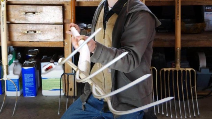 Žena (61) iz Draganića pokušala ubiti susjeda (85): Više puta ga probala ubosti vilama