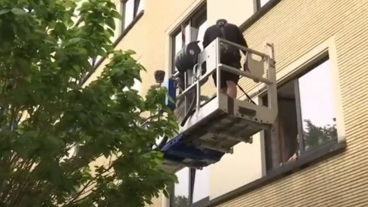 Kako bi vidjeli roditelje u domu za starije djeca angažirala dizalicu: "Tata ne može ustati"