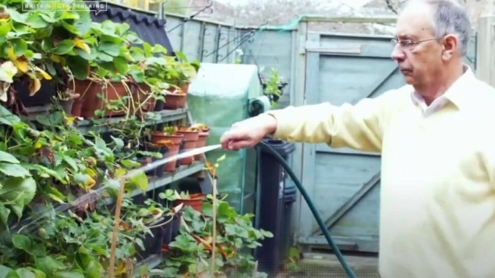 Ovaj penzić se kupa u kišnici kako bi uštedio na računima za vodu