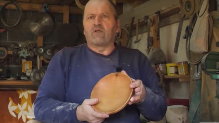 Kada je vidio kolika mu je mirovina, počeo je od drveta stvarati posuđe