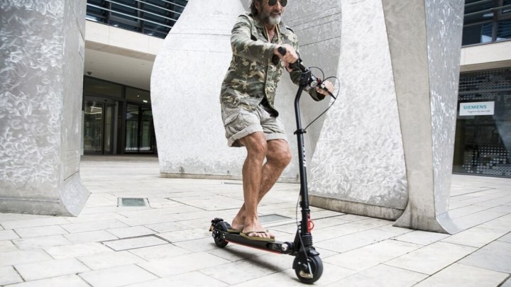 Umirovljenik ostao bez električnog skateboarda i romobila