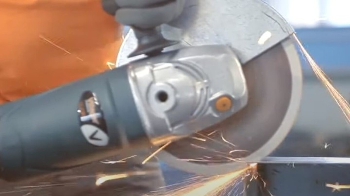 Umirovljenik ukrao brusilicu iz Peveca, u bijegu automobilom ugrozio zdravlje prodavačima