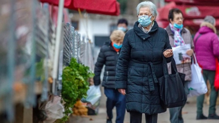 [FOTO] Odgovorna nabavka za Božić: Umirovljenici s maskicama pohrlili na tržnice