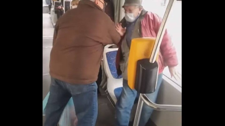 [VIDEO] Umirovljenik u tramvaju napao drugog umirovljenika jer je "krivo nosio masku"