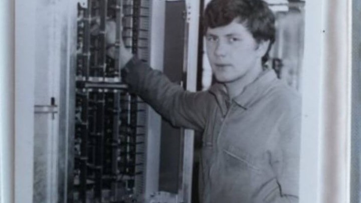 Poznati političar objavio fotografiju sa svog prvog radnog mjesta, možete li ga prepoznati?