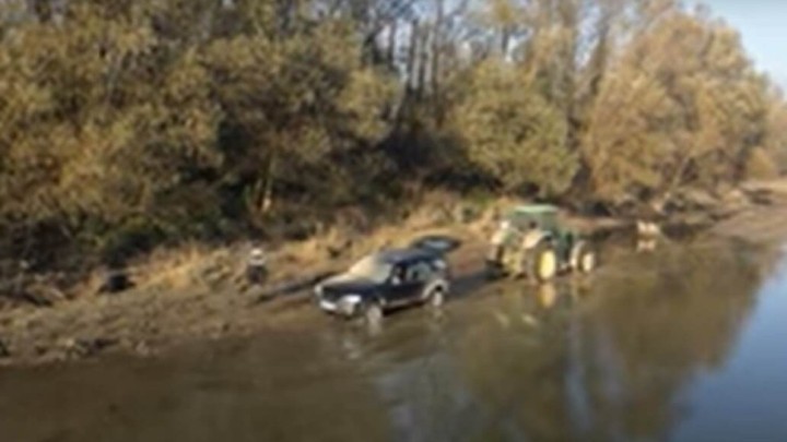 Jedan od bizarnijih policijskih slučajeva: Vozačica (77) parkirala u korito Drave!