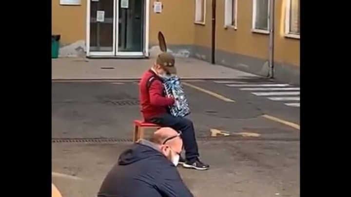 [VIDEO] Umirovljeniku (81) nisu dali da posjeti suprugu u bolnici pa joj je zasvirao pod prozorom