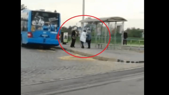 [VIDEO] Tri umirovljenice se potukle na Savskom mostu, smirile se čim je zaštitar zagalamio