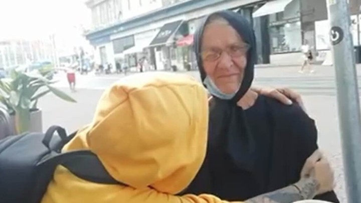 Baka s Dolca ipak nije socijalni slučaj, ima obitelj i mirovinu, ali željna je društva