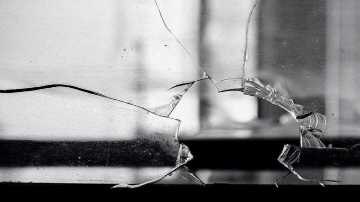 Iznervirani stariji muškarac kamenom gađao prozor Hrvatskog telekoma