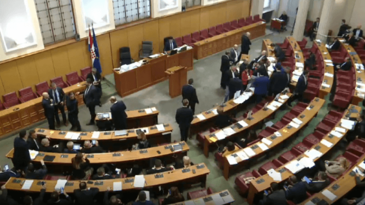 Sabor izglasao nacionalnu naknadu za starije, a onda se raspustio!