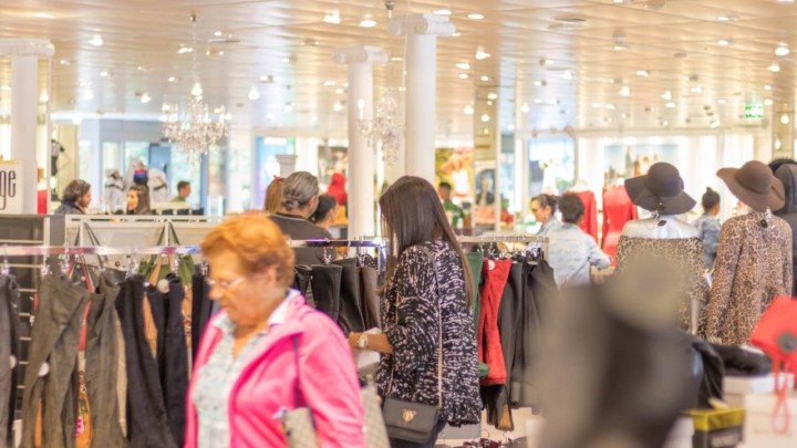 [KOMENTAR] Novo normalno? Probavali smo robu i cipele, pili kavu s desetoro ljudi...