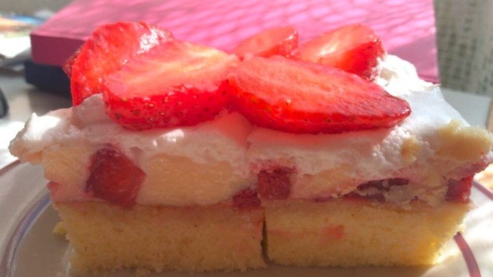 [BAKINA KUHINJA] Brzi sezonski kolač s jagodama koji ćete odmah jesti