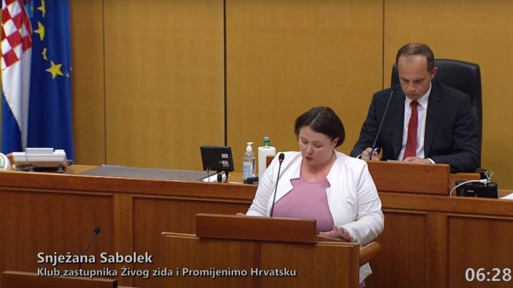 [VIDEO] Pogledajte saborsku zastupnicu kako od riječi do riječi čita naš članak