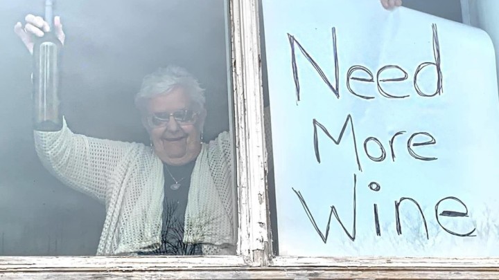 Trebam još vina: Umirovljenica poslala jasnu poruku s prozora