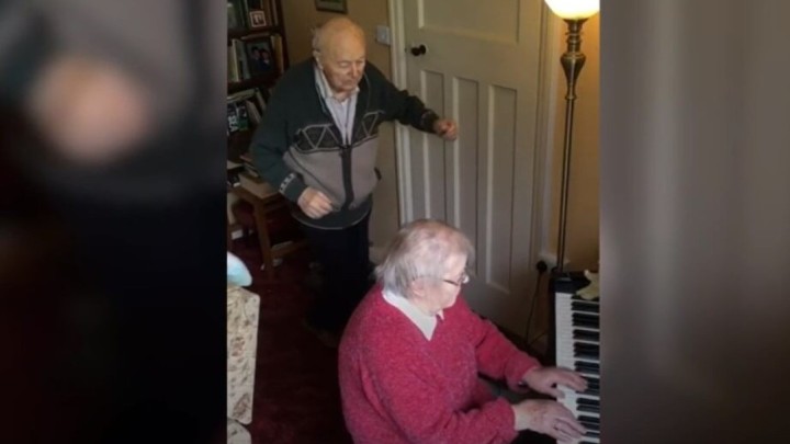 [VIDEO] Ovaj stariji par i te kako se zna dobro zabaviti u karanteni