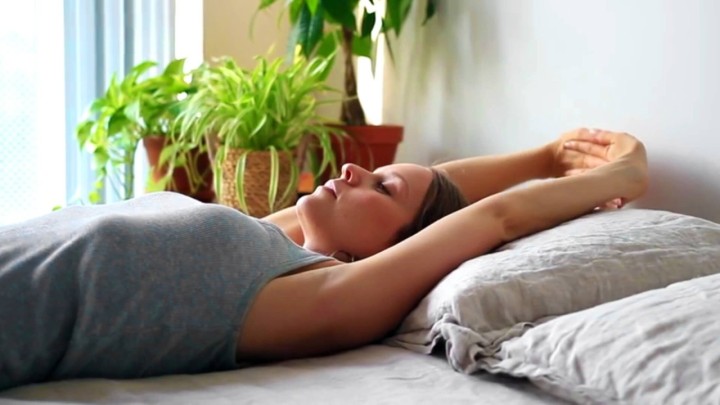 5 vježbi istezanja u krevetu - Ustanite na pravu nogu i osjećajte se sjajno cijeli dan