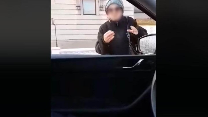 Policija zaustavila umirovljenicu Oliveru usred dana u šetnji, njen odgovor nasmijao regiju