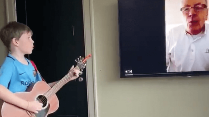 Unuk i djed u samoizolaciji zajedno pjevaju stari hit preko video poziva