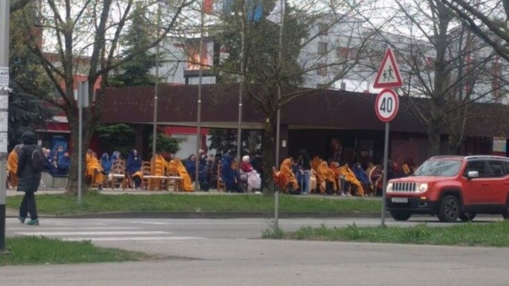 Stariji korisnici omotani dekama vani na zimi čekali povratak u dom