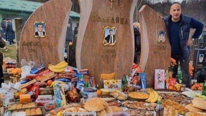Gozba na grobu: Fotografija poganskog običaja izazvala zgražanje